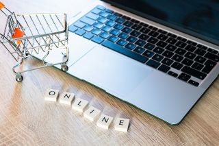 Foto: Laptop und Einkaufswagen