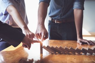 Foto: Personen mit Dominosteine