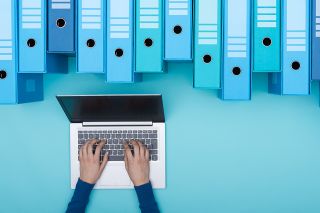 Foto: Laptop und Ordner