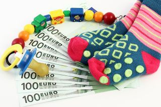 Foto: Kindersocken und Geldscheine