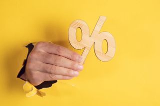 Foto: Hand mit Prozentzeichen