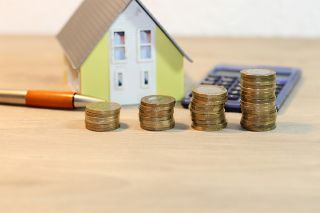 Foto: Häuschen und Münzen